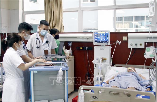 Bác sĩ sử dụng bệnh án điện tử để theo dõi và điều trị bệnh nhân. (Ảnh: Đồng Thúy/TTXVN)